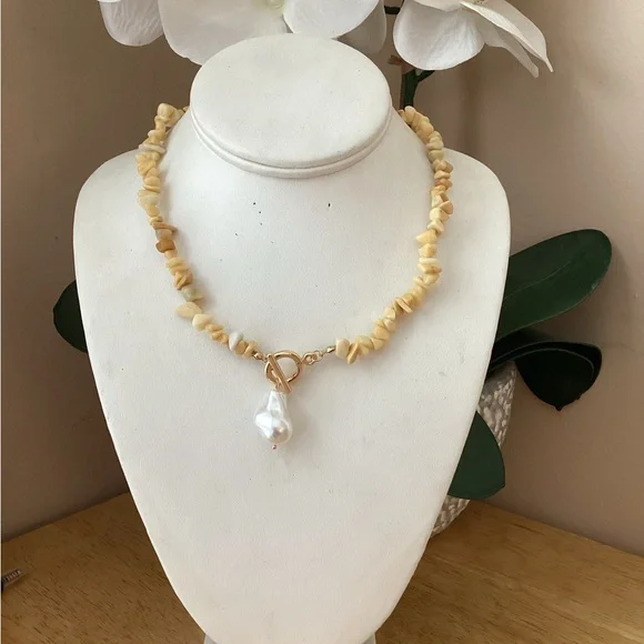 Gold and Cream Beaded Necklace with Pearl Pendant - Picture 6 of 8